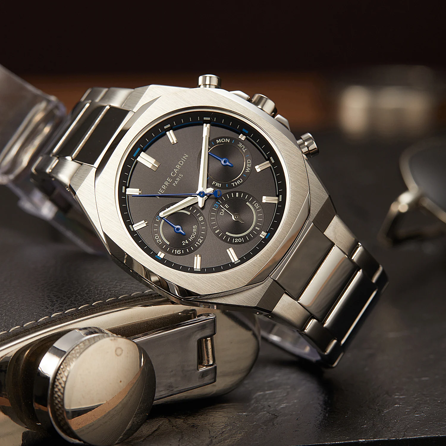 Maison 8 Vogue Men’s 42mm Stainless Steel Watch - Black Dial with Metal Strap - Image 5
